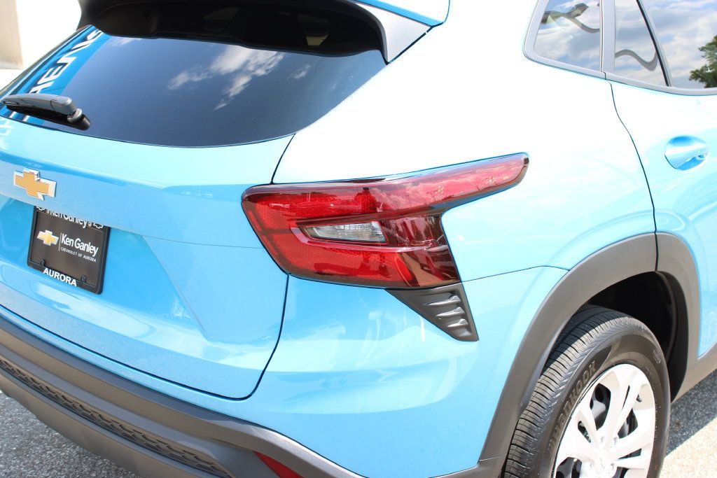 Certified 2025 Chevrolet Trax LS FWD image 30