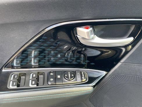 Used 2020 Kia Niro EX Premium w/ Cold Weather Package image 18