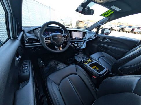 Used 2025 Chrysler Pacifica Select image 5