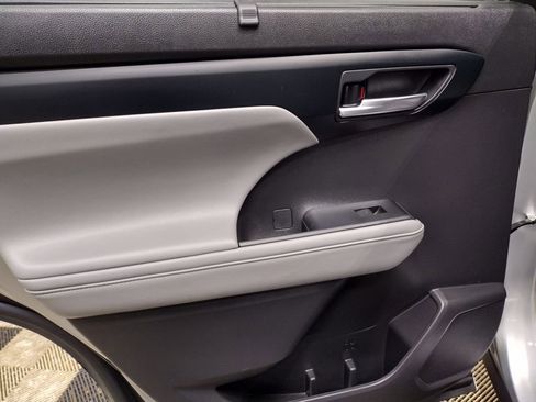 Used 2022 Toyota Highlander XLE image 25