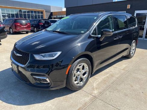 Certified 2024 Chrysler Pacifica Limited FWD image 3