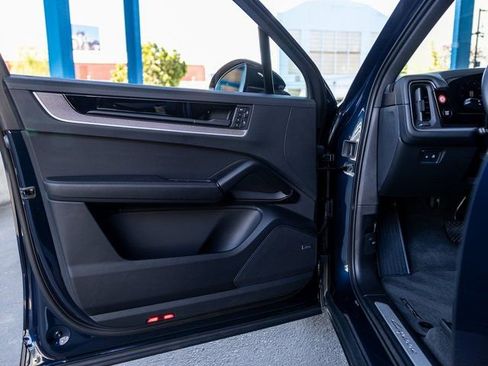 Certified 2025 Porsche Cayenne E-Hybrid AWD/4WD image 37