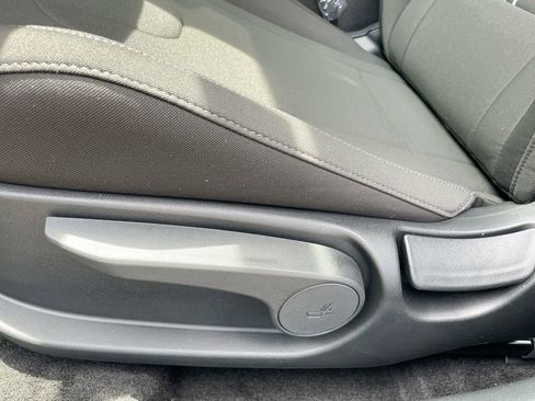 Used 2025 Hyundai Elantra Blue image 38