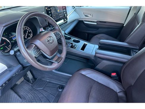Certified 2023 Toyota Sienna Platinum image 10
