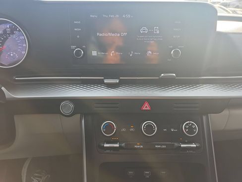 Used 2023 Kia Carnival LX FWD image 26