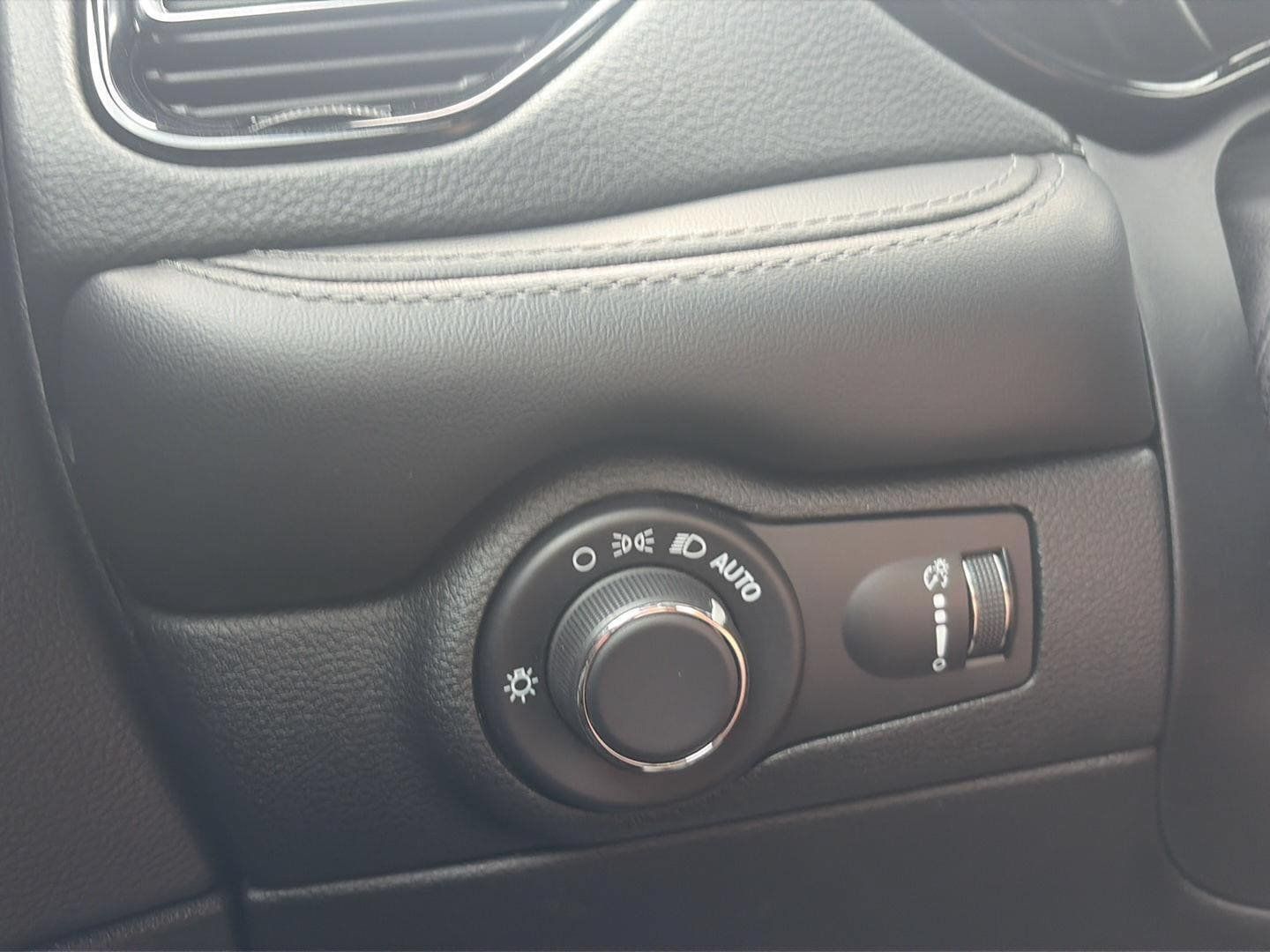 Used 2024 Dodge Durango SXT AWD/4WD image 18
