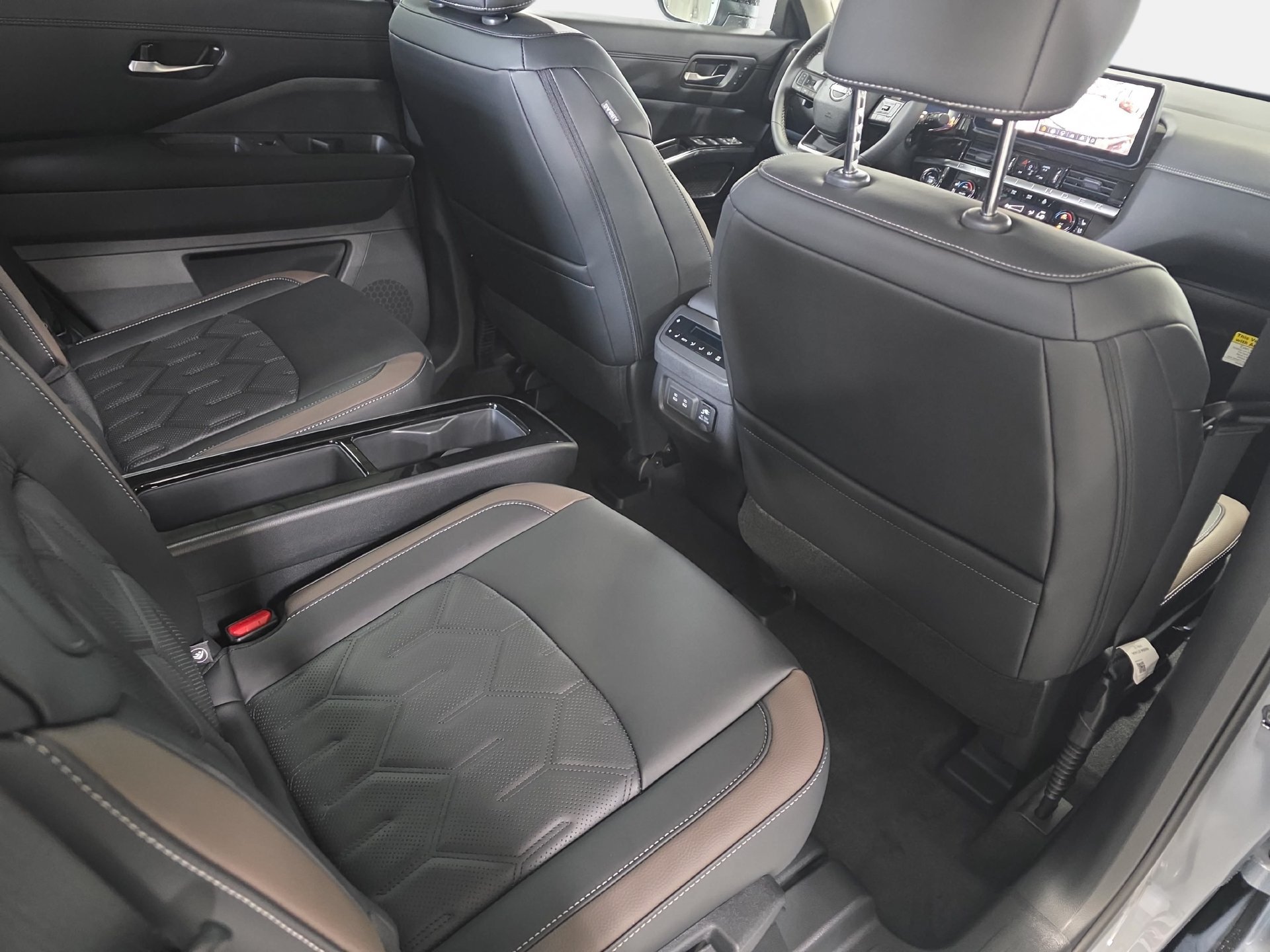 New 2026 Nissan Pathfinder Platinum FWD image 11