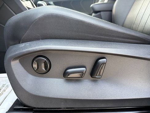 Used 2023 Volkswagen Tiguan SE w/ Panoramic Sunroof Package FWD image 13