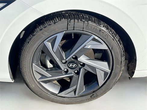 Used 2024 Hyundai Elantra Limited image 31