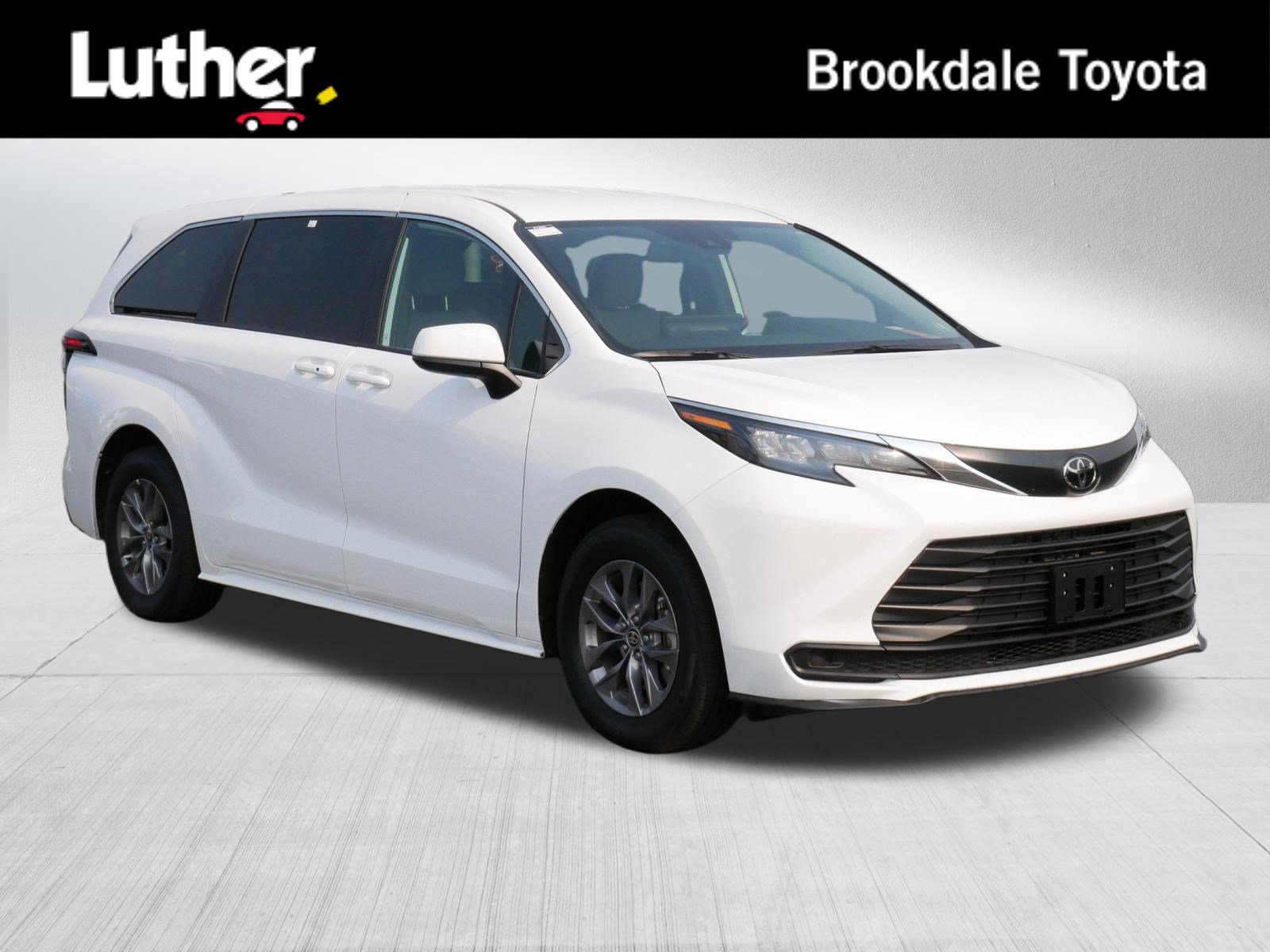 Certified 2026 Toyota Sienna LE FWD image 1