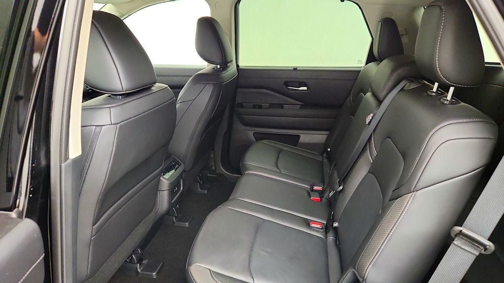 Used 2025 Nissan Pathfinder SL AWD/4WD image 19