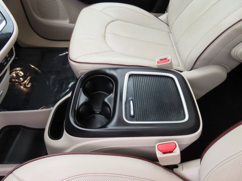 Used 2017 Chrysler Pacifica Limited image 27