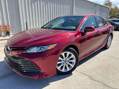 Used 2018 Toyota Camry LE image 1