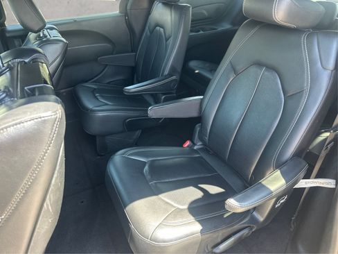 Used 2018 Chrysler Pacifica Touring-L Plus w/ S Appearance Package FWD image 12