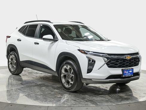 Used 2025 Chevrolet Trax LT w/ Driver Confidence Package FWD image 11