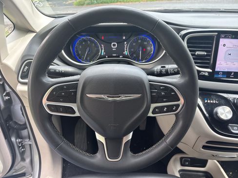 Used 2023 Chrysler Pacifica Touring-L FWD image 19