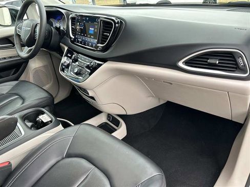 Used 2024 Chrysler Pacifica Touring-L image 17