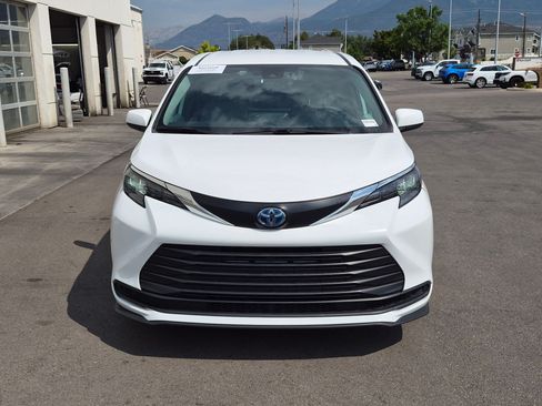 Used 2025 Toyota Sienna LE FWD image 12