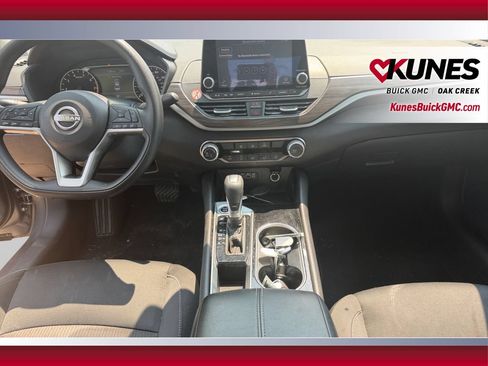Used 2024 Nissan Altima 2.5 SV FWD image 25