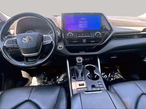 Used 2024 Toyota Highlander XLE AWD/4WD image 16