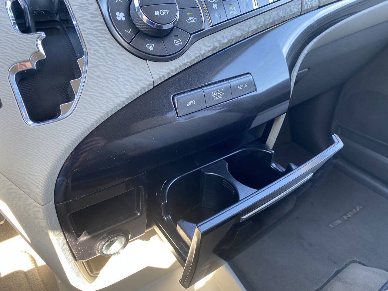Used 2014 Toyota Sienna LE FWD image 33