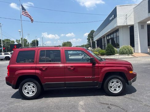 Used 2017 Jeep Patriot Sport w/ Power Value Group FWD image 2