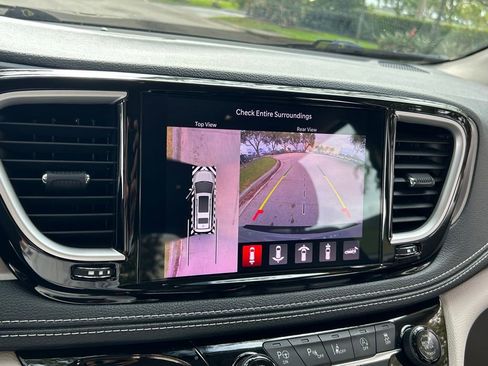 Used 2022 Chrysler Pacifica Touring-L image 21