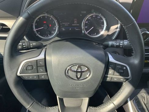 Used 2023 Toyota Highlander XLE FWD image 19
