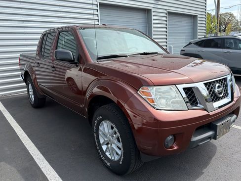 Used 2016 Nissan Frontier SV image 2