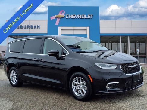 Used 2024 Chrysler Pacifica Touring-L image 3