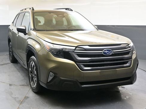 Used 2025 Subaru Forester Premium AWD/4WD image 8