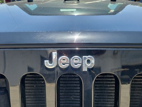 Used 2015 Jeep Wrangler Unlimited Rubicon w/ Connectivity Group AWD/4WD image 10