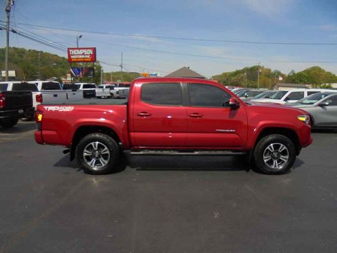 Used 2019 Toyota Tacoma TRD Sport image 2