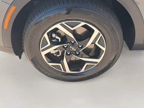 Used 2025 Kia Sportage LX image 11