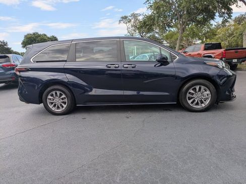 Used 2025 Toyota Sienna XLE FWD image 3