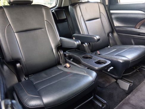 Used 2018 Toyota Highlander XLE image 11