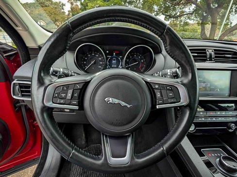 Used 2018 Jaguar F-PACE Prestige image 20