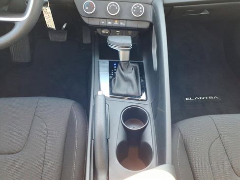 Used 2025 Hyundai Elantra SE image 13