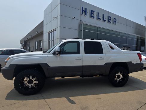 Used 2002 Chevrolet Avalanche 2500 w/ Convenience Pkg AWD/4WD image 3