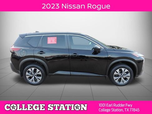Used 2023 Nissan Rogue SV FWD image 2
