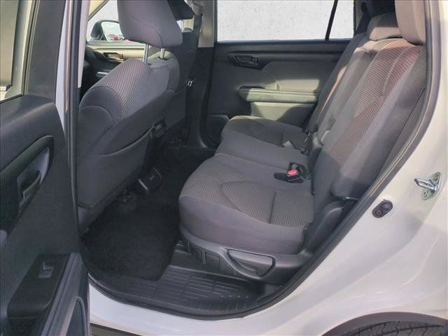 Used 2025 Toyota Highlander LE FWD image 18
