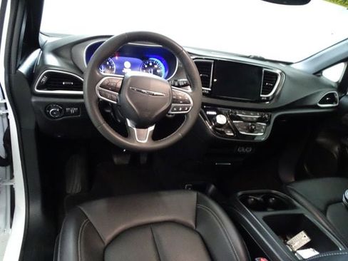 Used 2025 Chrysler Pacifica Select FWD image 5