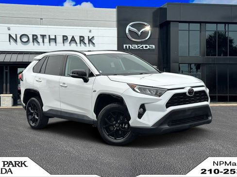 Used 2021 Toyota RAV4 XLE w/ Convenience Package FWD image 1