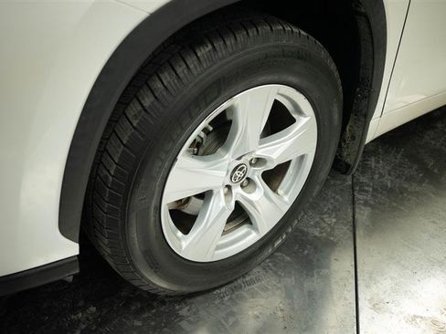 Used 2021 Toyota Highlander LE AWD/4WD image 4