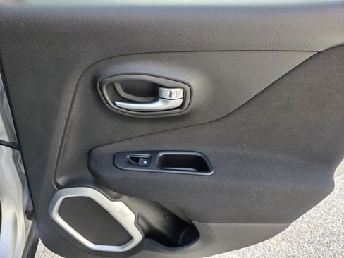 Used 2019 Jeep Renegade Latitude w/ Cold Weather Group image 12