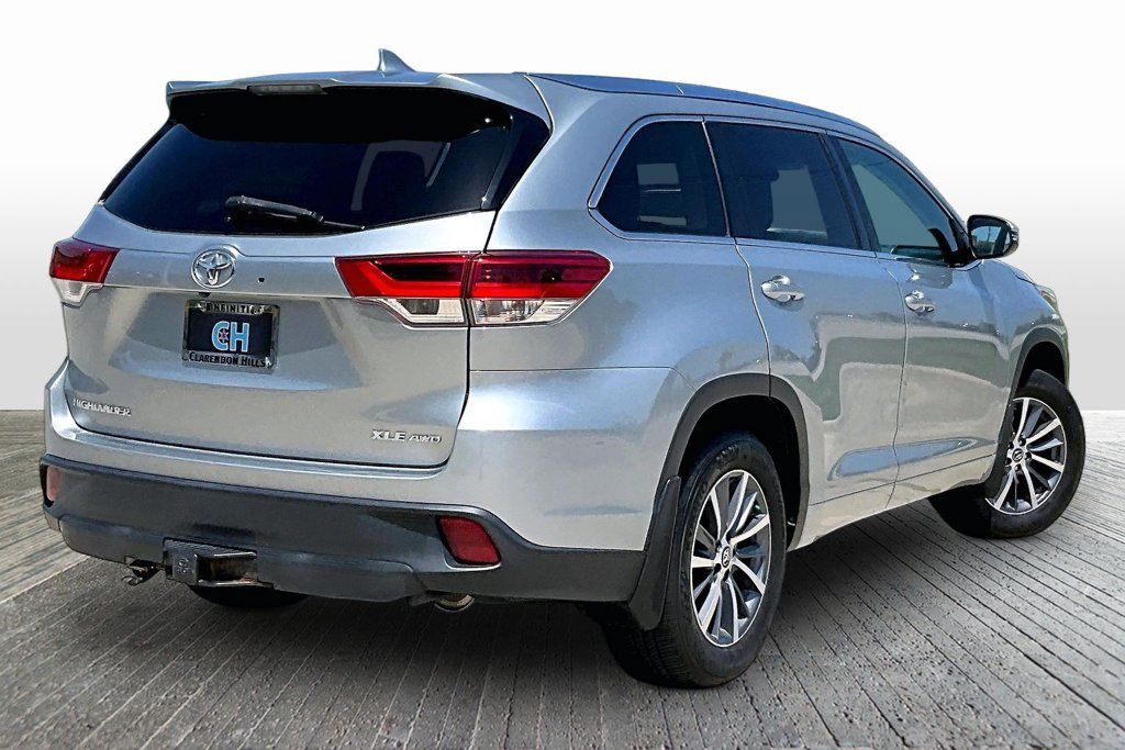 Used 2017 Toyota Highlander XLE AWD/4WD image 9