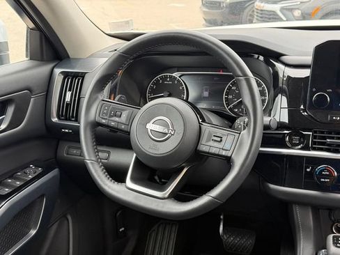 Used 2025 Nissan Pathfinder SL AWD/4WD image 18