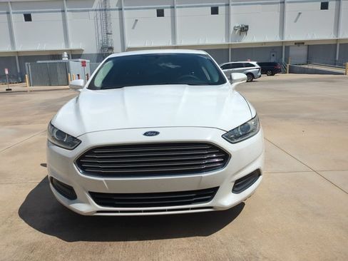 Used 2016 Ford Fusion SE FWD image 2