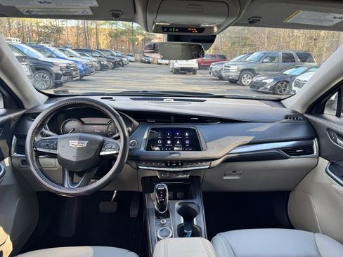 Certified 2023 Cadillac XT4 Luxury w/ Cold Weather Package image 9