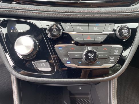 New 2026 Chrysler Pacifica Pinnacle image 28